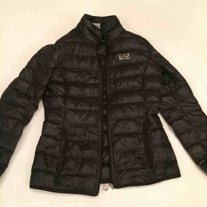  - Emporio Armani dunjacka. Felfritt skick nästan aldrig använd