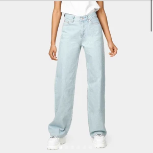  - Säljer dessa helt oanvända jeans från Junkyard, deras mest sålda modell, storlek 25 och som sagt helt oanvända har därav inga bilder med dom på. 