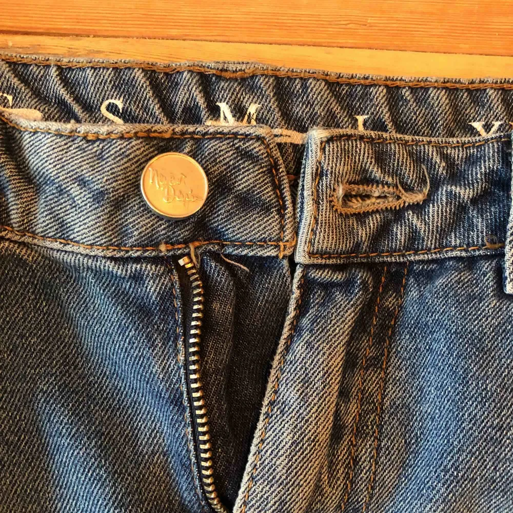 Säljer dessa nya jeans från bikbok! De är endast använda på bilden, slitning på vänster lår. Jag är ca 170 cm lång. Kan mötas upp i Umeå eller så kan jag skicka men då står köparen för frakten☺️. Jeans & Byxor.