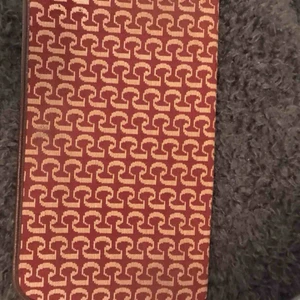  - Vintage clutch från Charles Jourdan. Fyra fack, fin vinröd färg. 