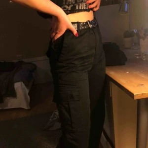  - Svarta cargo byxor, köpta på ”från Ö till A”. En knapp har åkt av på högra bakfickan men det är inget som märks av. Kan mötas upp i stockholm eller frakta.