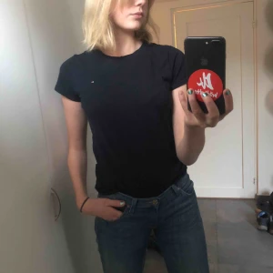  - T-shirt köpt på tommy hilfiger Kids på NK! Nice och användbar tröja. Skriv för fler bilder eller frågor. Köparen står för frakt!💜