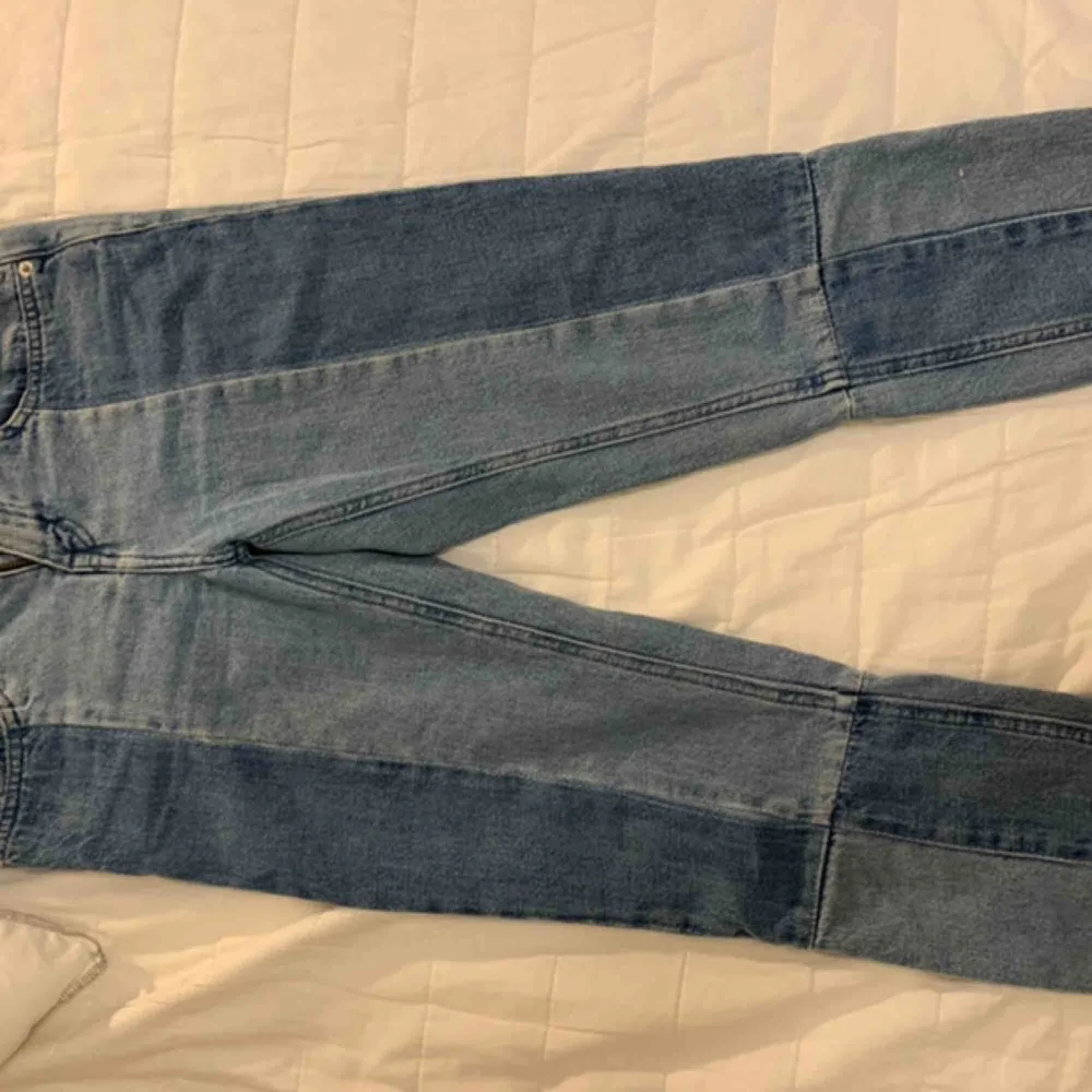 Jättesnygga jeans som är kortare fram med slitning. Ända är att dem är lite lösare vid midjan.. Jeans & Byxor.