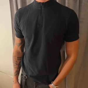  - Säljer denna t-shirt från EMILIO, fint skick.🪐