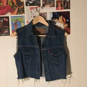  - Snygg jeansväst från Levi’s! Fint skick. Står storlek M på, men är liten.