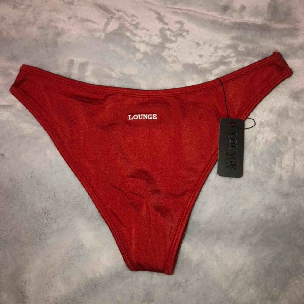En helt ny, oanvänd röd bikini från Lounge underwear. Nypriset är över 500kr. Frakt tillkommer.. Övrigt.