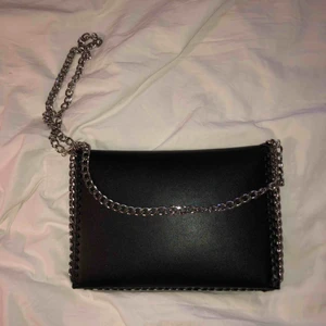 Väska  - Svart kuverts kedjeväska ifrån Nelly 🙌🏼🙌🏼