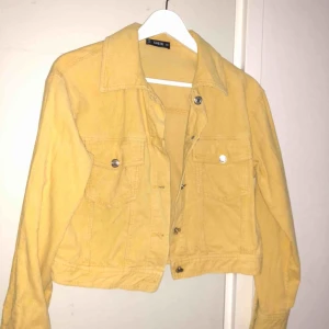  - Gul jeansjacka  Frakt 40kr