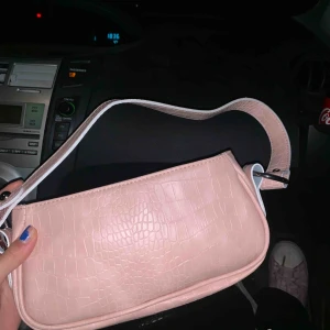  - Intressekoll på denna väska, använd 1 gång! Högsta budet se pris ! 