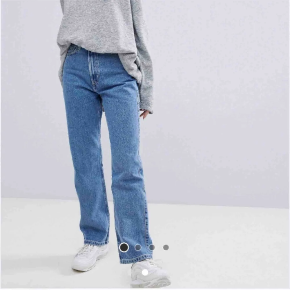 Söker ett par liknade byxor för ett rimligt pris💓  Storlek 38/M🥰 Svarta eller blåa💓. Jeans & Byxor.