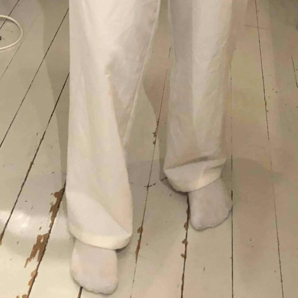 Ett par jätte söta vita kostymbyxor. Jag är 167cm och de är bra i längden för mig, . Jeans & Byxor.