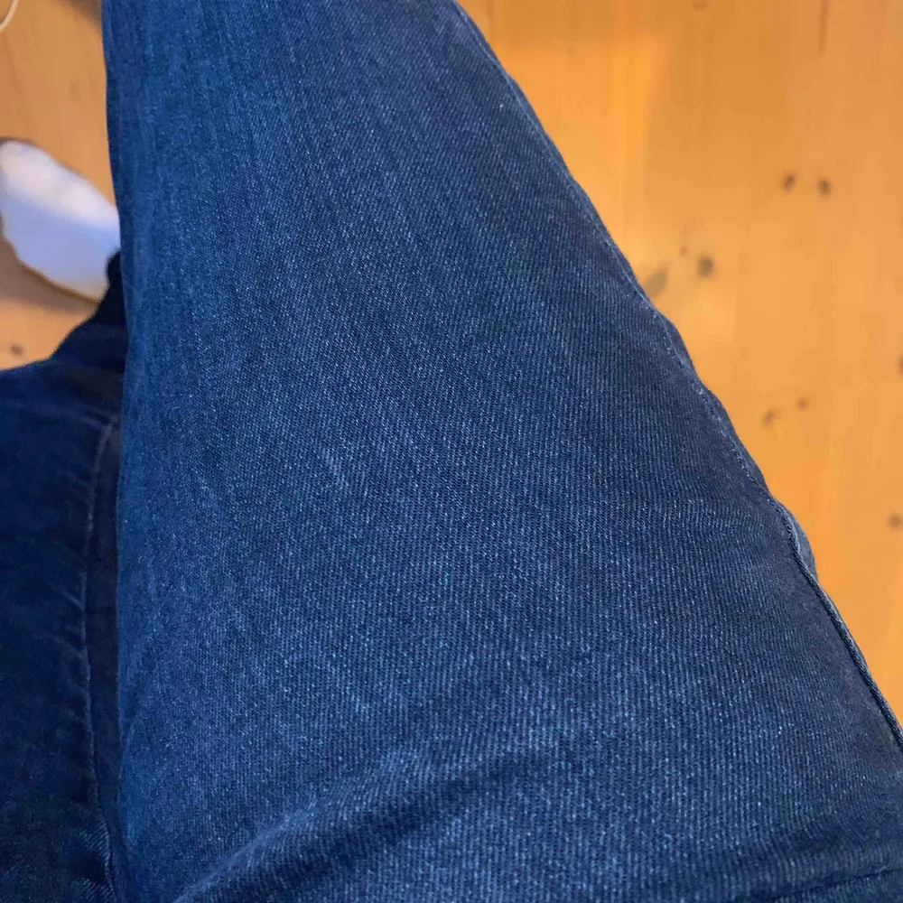 Snygga mörkblåa jeans från wrangler! Är lite förstora för mig som är en 36 samt w.27 ca. Har klippt av byxorna längst ner och passar mig i längden som är 165 cm lång. Priset går att diskutera och hör bara av er om ni har några frågor💞💗. Jeans & Byxor.