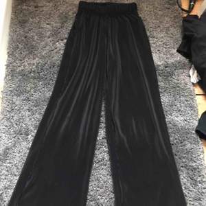 Plisserade/ribbade svarta byxor från Bikbok. Superfint skick och bra i längden, men tyvärr försmå mig. Säljer för 160 inkl frakt!😀