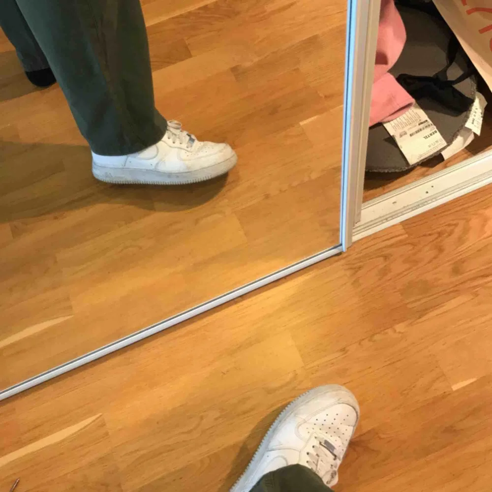 Snygga, vida och sköna chinos byxor från Dr Denim! Sparsamt använda och sitter snyggt över skorna, som på bilden. Priset kan diskuteras och möts upp i Stockholm!. Jeans & Byxor.