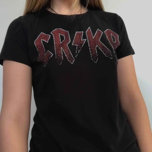  - En fin svart t-shirt med tryck fram. Fint skick, inga skador.