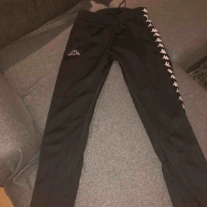  - Kappa byxor i storlek S. Använda fåtal gånger, väldigt bra skick. Köpta för 800kr.