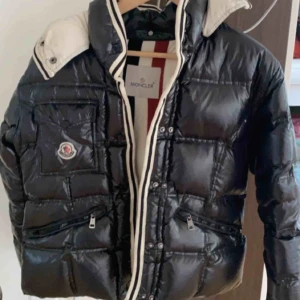  - Intressekoll på min vintage moncler jacka. Superfin och klassisk! Lite nopprig på insidan, men den är rätt gammal så det är därför :) skriv gärna vad ni hade kunnat ge och om ni är intresserade