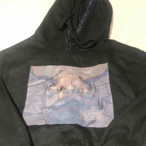  - Hoodie med eget tryck! Superbekväm och i skapligt skick. Inga slitage i trycken, säljer för att den är lite liten på mig🤧