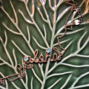  - Guld halsband med blåa detaljer. Sällan använt.