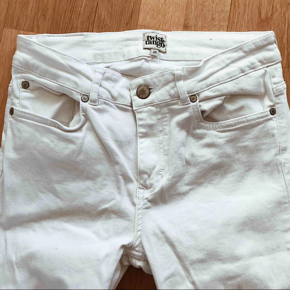 Vita jeans från Twist and Tango, sparsamt använda, inga fläckar och hela. Lång passform, bootcut. . Jeans & Byxor.