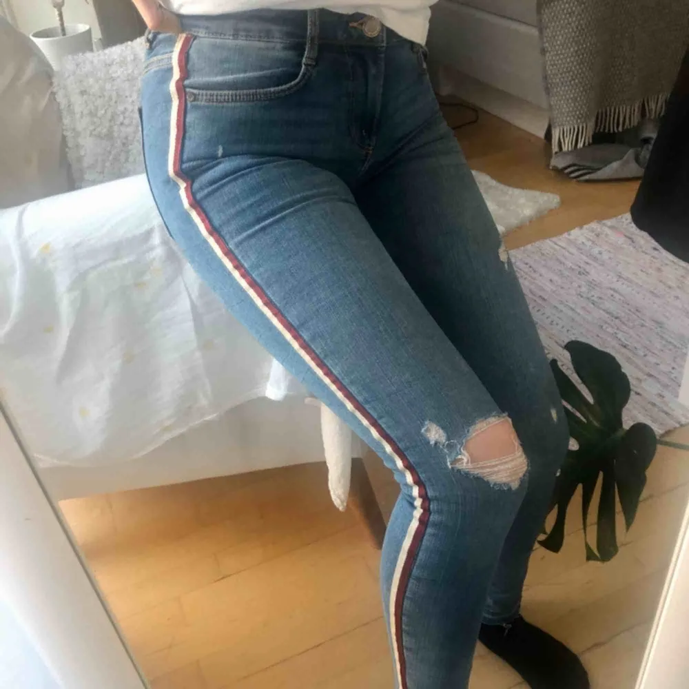 Säljer dessa söta jeans från Zara som behöver ett nytt hem🥺 Köpta i höstas och använt ett fåtal gånger! Frakt inkluderat i priset:). Jeans & Byxor.
