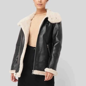  - En svart jacka från Nakd, använd en gång köpt för 900kr!