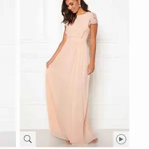 Världens finaste balklänning som tyvärr var för stor för mig!😢 fina detaljer i ryggen och fin rosa färg💗 nypris 999kr!💞 aldrig använd!!!