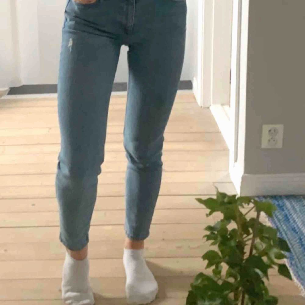 Super sköna och snygga midwaist jeans! Endast använda ett fåtal gånger, men tyvärr en storlek för stor i midjan för mig:(( hoppas de kan få ett nytt hem, skicka om du är intresserad! . Jeans & Byxor.