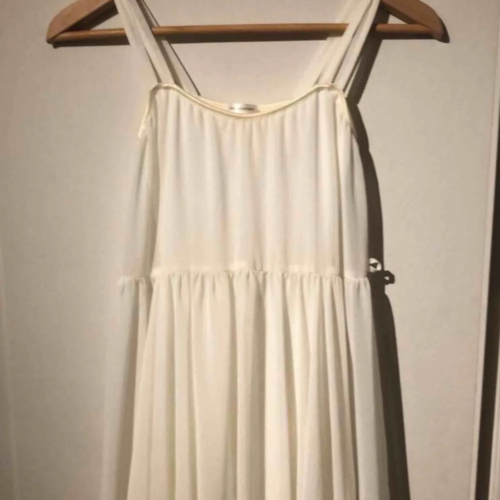 En så himla söt klänning från Ida Sjöstedt🦋 Den sälj inte mer och är köpt för 1200kr⭐️ Kan användas till, skolavslutning, student, kalas mm💜. Klänningar.