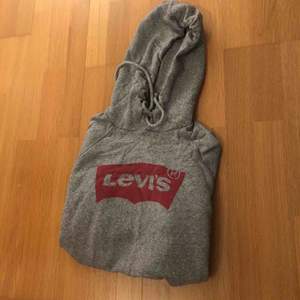 En grå Levis hoodie