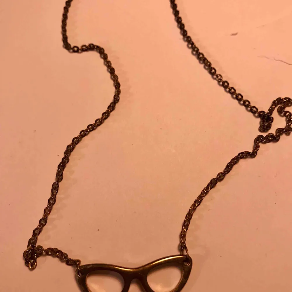 Halsband med en berlock (solglasögon ) pris inkl frakten . Accessoarer.
