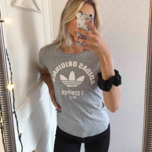 T-shirt adidas - T-shirt från adidas i jättefint skick då den knappt är använd