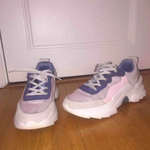  - Coola chunky sneakers med lite mönster framtill och detaljer på sidorna. Mycket lätta att rengöra. Frakt tillkommer.