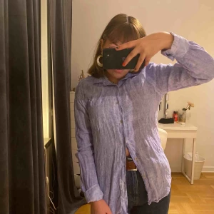  - En blå melerad skjorta (sjukt coolt). Vet inte riktigt vart den är ifrån faktiskt men kvalitén är bra och har aldrig använda den då den sitter lite tajt på mig för min smak! 