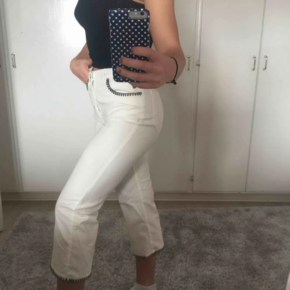 Vita snygga jeans perfekta till våren! Passar mig som är 1,65 cm. Detaljer vid fickorna och längst ner vid benen.. Jeans & Byxor.