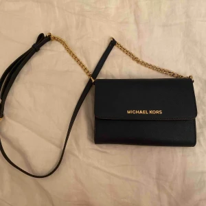  - En äkta väska från Michael kors, köpt för 1500 kr, säljer också denna för att jag vill köpa en annan väska!❤️❤️ Super fint skick, kom privat för fler bilder ❤️❤️