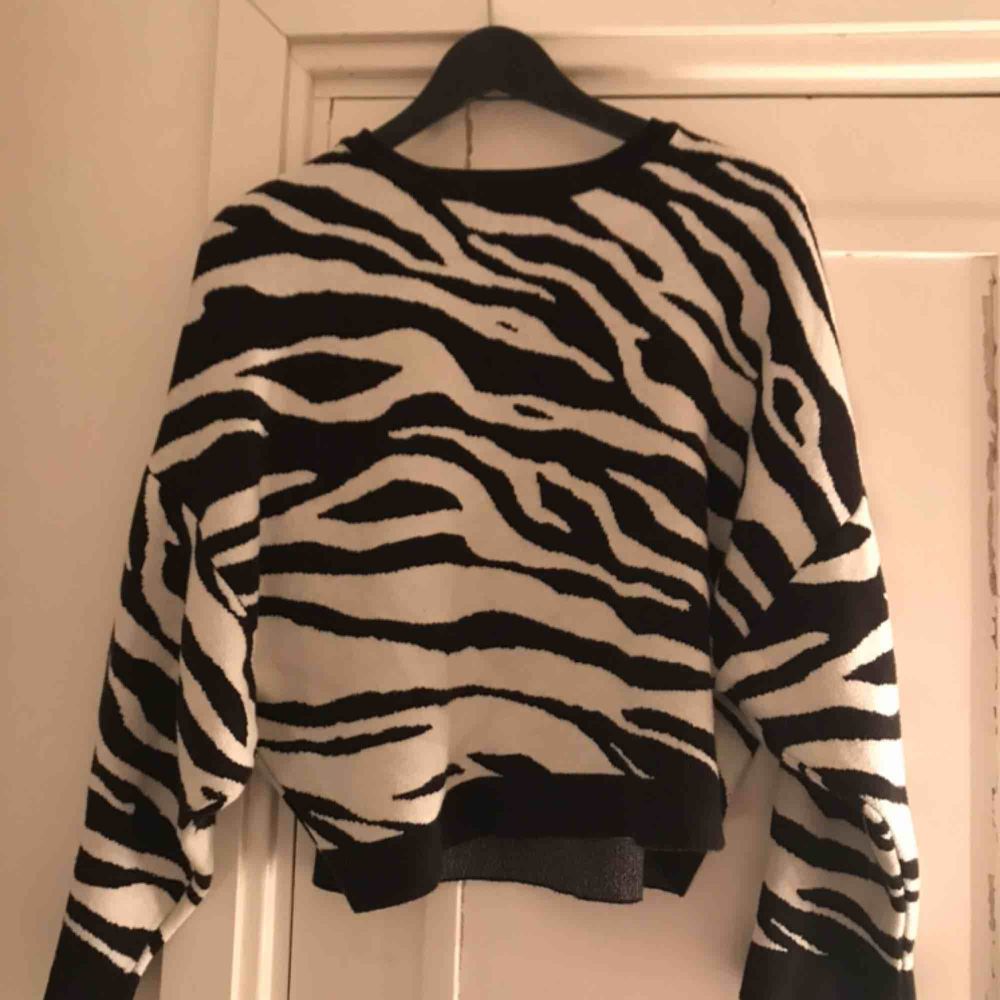 Zebra tröja, som behöver en ny användare💫. Tröjor & Koftor.