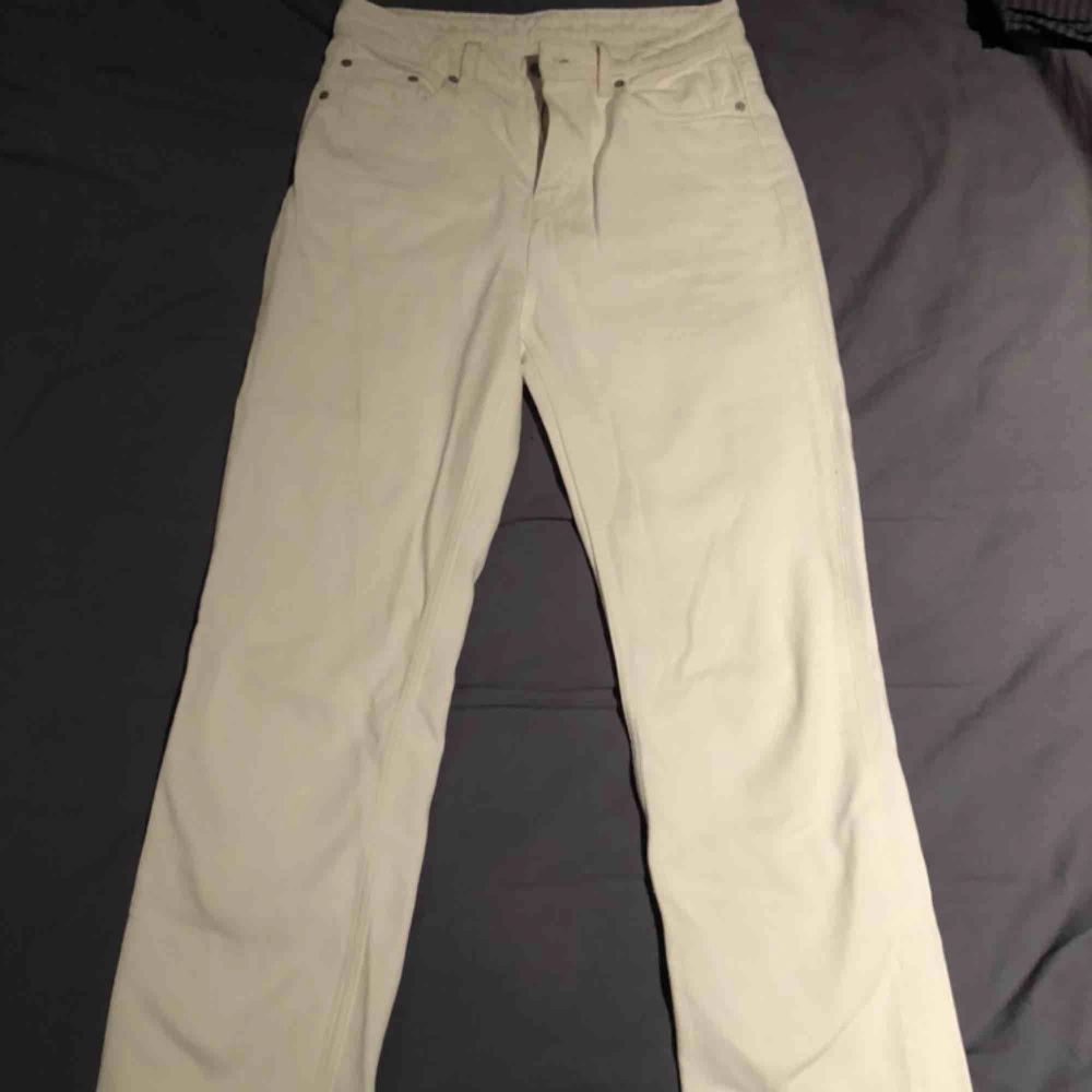 Vita byxor från weekday som är lite fransiga längst ner, använt några gånger men är fortfarande som nya  Om man vill ha fler bilder är det bara att skriva Köparen står för frakt;). Jeans & Byxor.