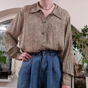  - Cool skjorta!  Najs material som faller snyggt! Passar XS-M beroende på hur man vill ha den 🖤 jag på bilden har vanligtvis storlek XS/S.  