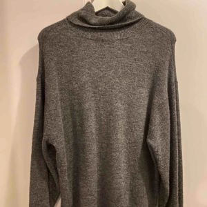  - Gosig stickad lite längre tröja som tyvärr inte kommer till användning längre. Köparen står för frakt💘