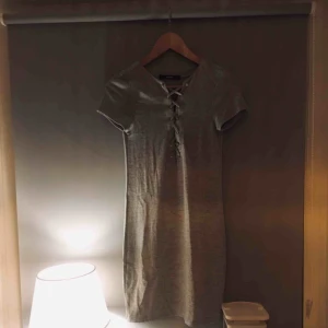  - Skön och fin mysklänning. Använd fåtal ggr. Köparen står för frakt.  