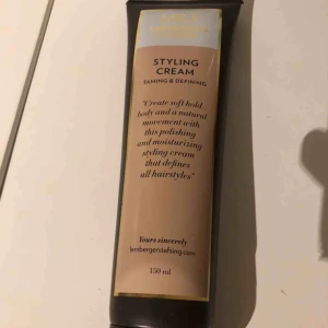  - En styling cream för håret, har aldrig blivit använd då jag fått den i present men är för lat att använda. Skickar gärna fler kort om så önskas. Köparen står för frakten🎈