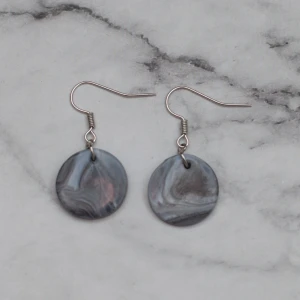  - Fina silverfärgade örhängen med ett hänge i lera. Nickelfria. Fri frakt vid köp över 100:-.