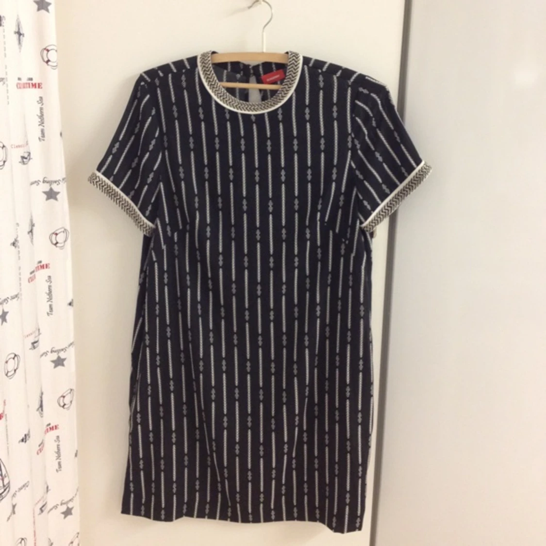 Klänning som slutar strax över knäna. Med fin krage och fina armar. Svart o vit mönstrad 