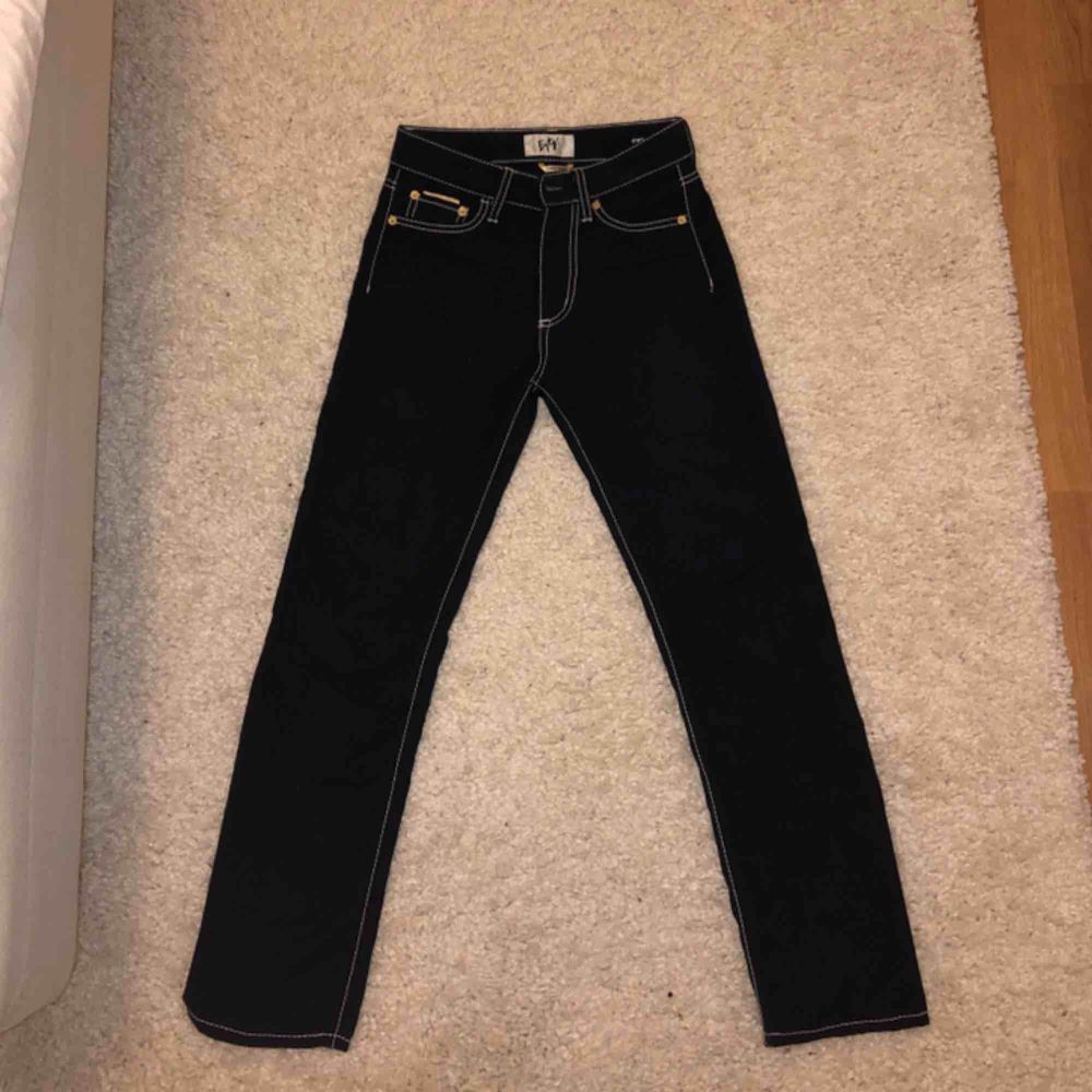 Eytys Cypress jeans i färgen Purple Velvet. Små i storleken, skulle säga att det mer är en 24. Halvår gamla i jätte fint skick. Kan mötas i Stockholm annars står köparen för frakt. . Jeans & Byxor.