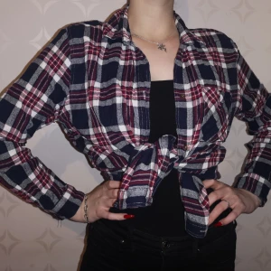  - Klassisk flanellskjorta i Medium✨  Kolla in min sida för mer, jag samfraktar 🌺