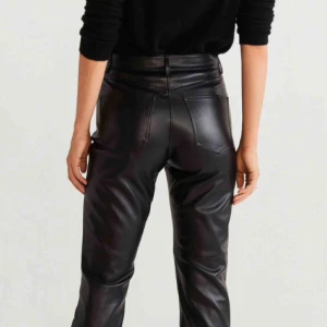  - Raka skinnbyxor från Mango, ej äkta skinn! Normala i storlek och endast använda ett fåtal gånger därav väldigt bra skick :)