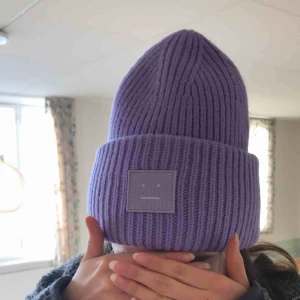 - Supertrendig mössa jättesnygg säljer pga att jag fick två ljuslila färg supersnygg till en vit hoodie använd en gång (på bilden). Den äkta för er som undrar