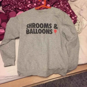  - Riktigt go party-sweatshirt ifrån KPStore som varit med på ett par danstillfällen 🕺🏽 tror ej den går att få tag på längre vilket gör den lite limited edition babes