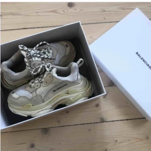  - INTRESSEKOLL!  Står i valet och kvalet att sälja mina Balenciaga, så ville kolla om intresset finns?  Storlek 35, känns som en 36a!